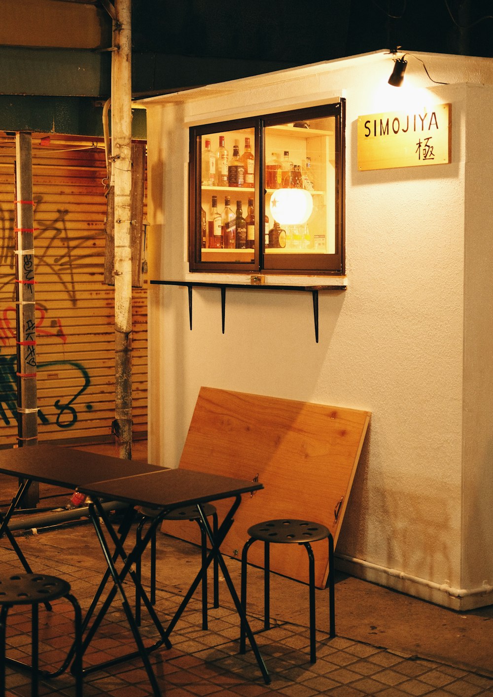 a table and chairs outside of a restaurant
