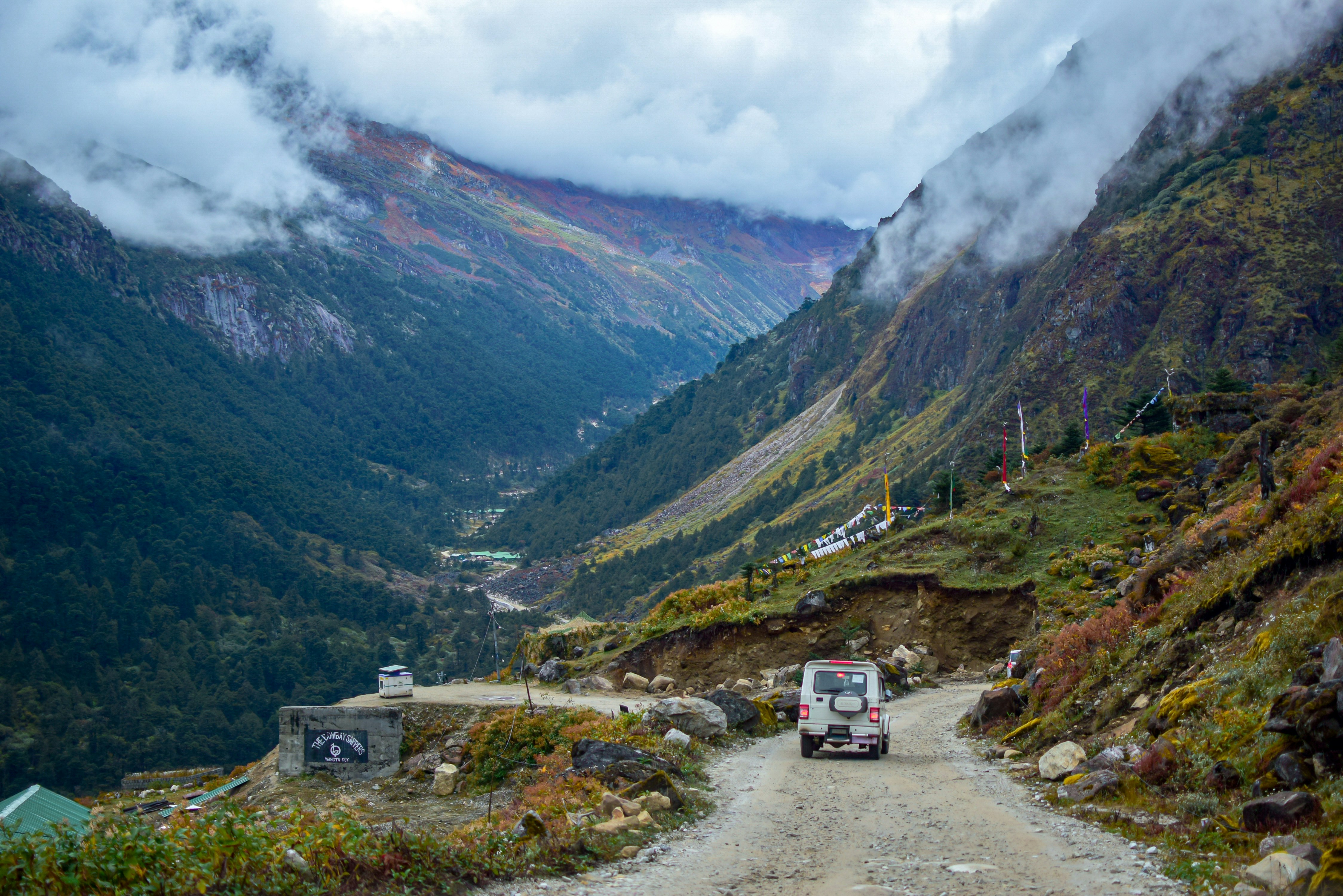 Una furgoneta conduciendo por un camino de tierra en las montañas
