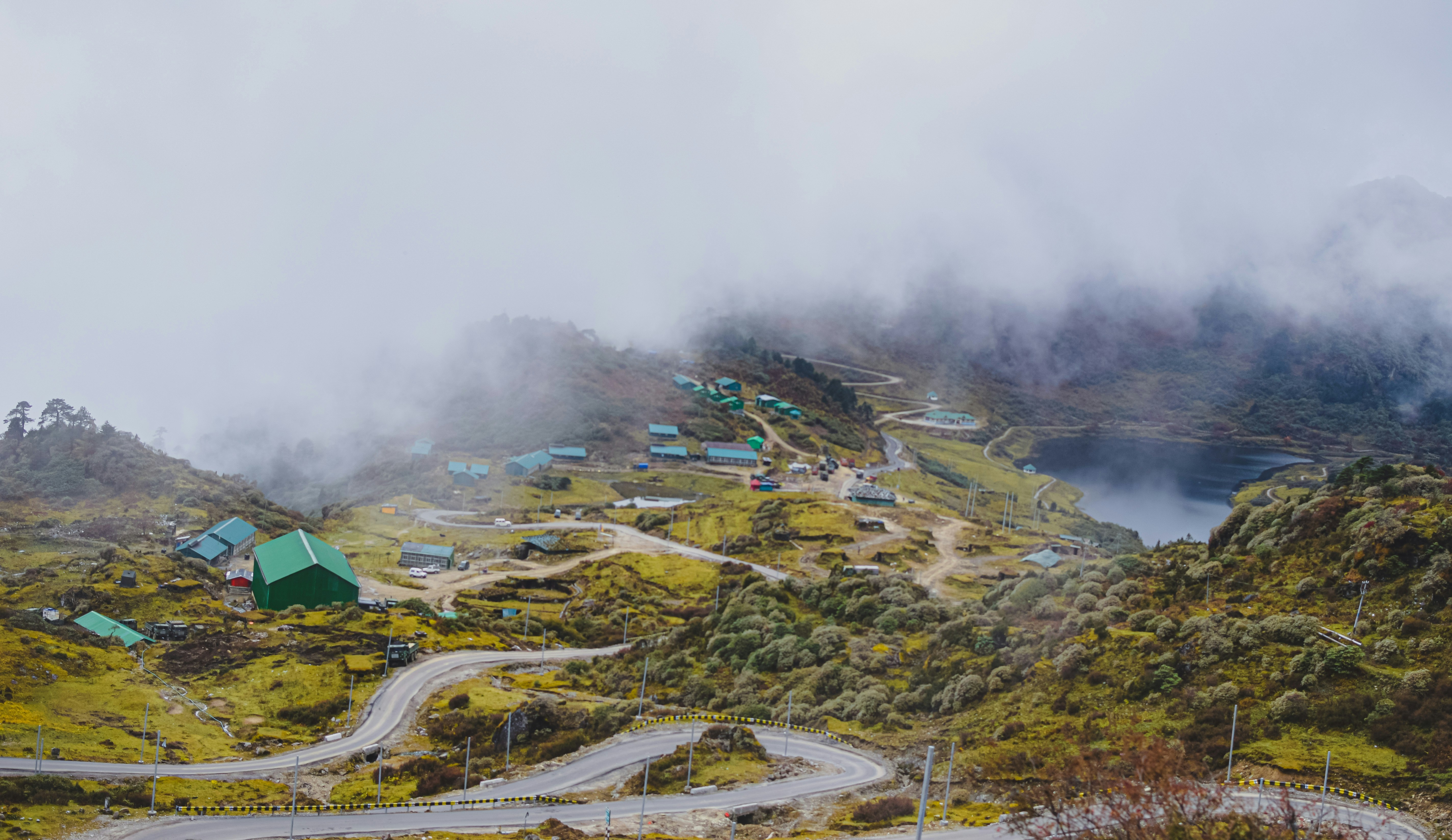 Una vista panorámica de una carretera sinuosa en las montañas
