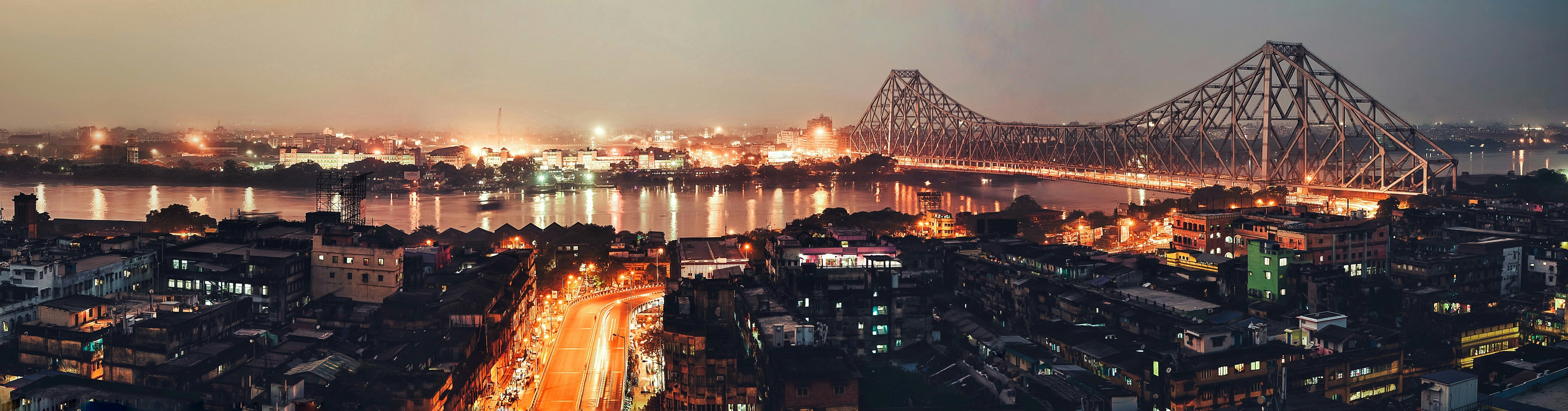 Una vista aérea de una ciudad por la noche