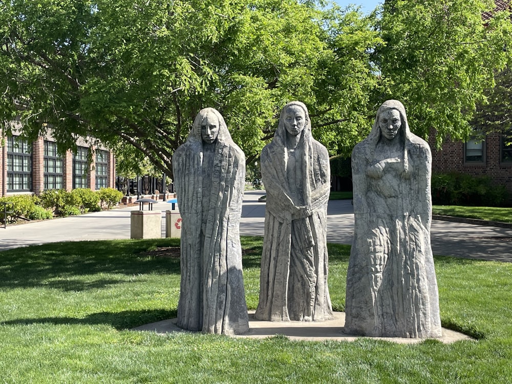 a group of statues of three women standing next to each other