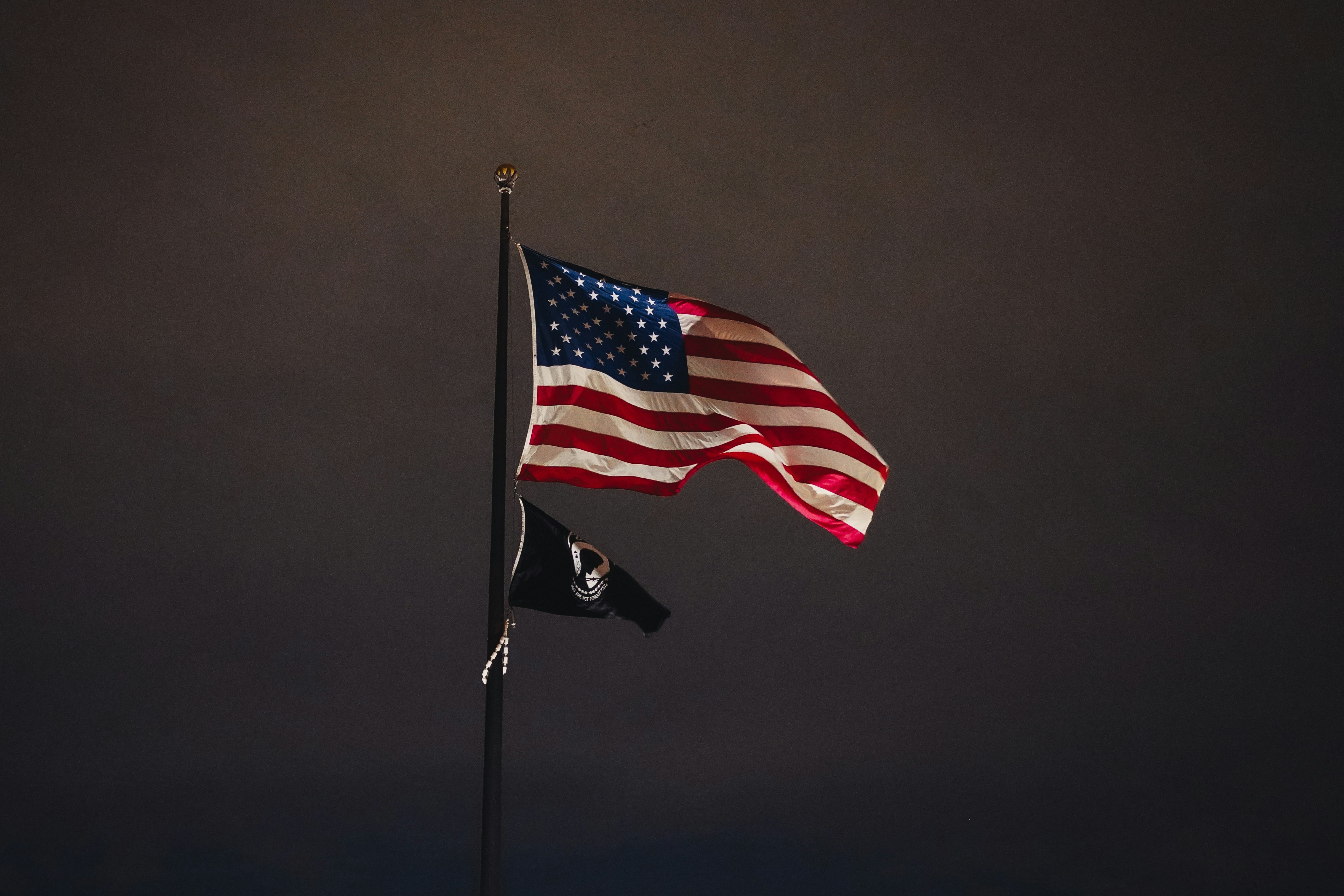 アメリカの国旗が空高く飛んでいる