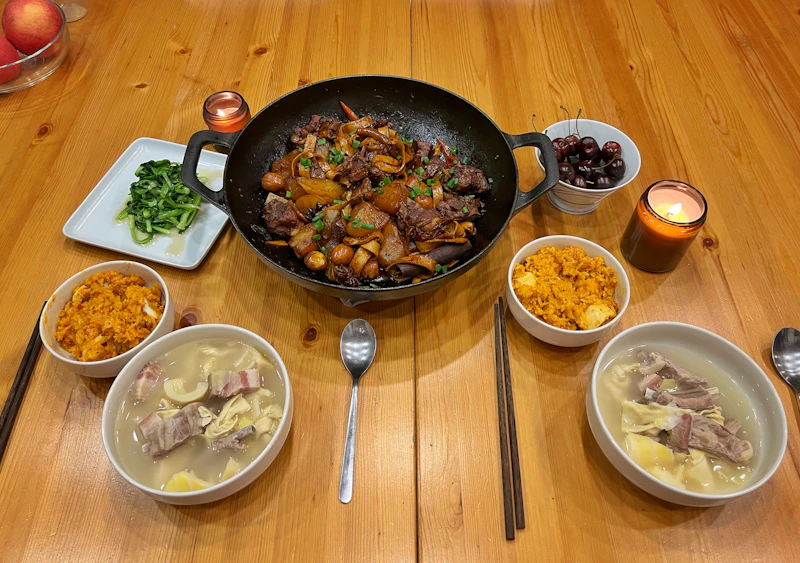 Mâm cơm Hàn Quốc với nhiều món phụ banchan