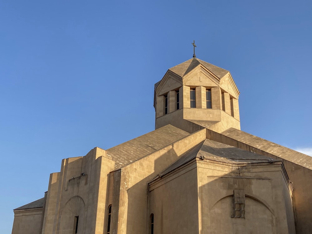 uma igreja com um campanário e uma cruz no topo