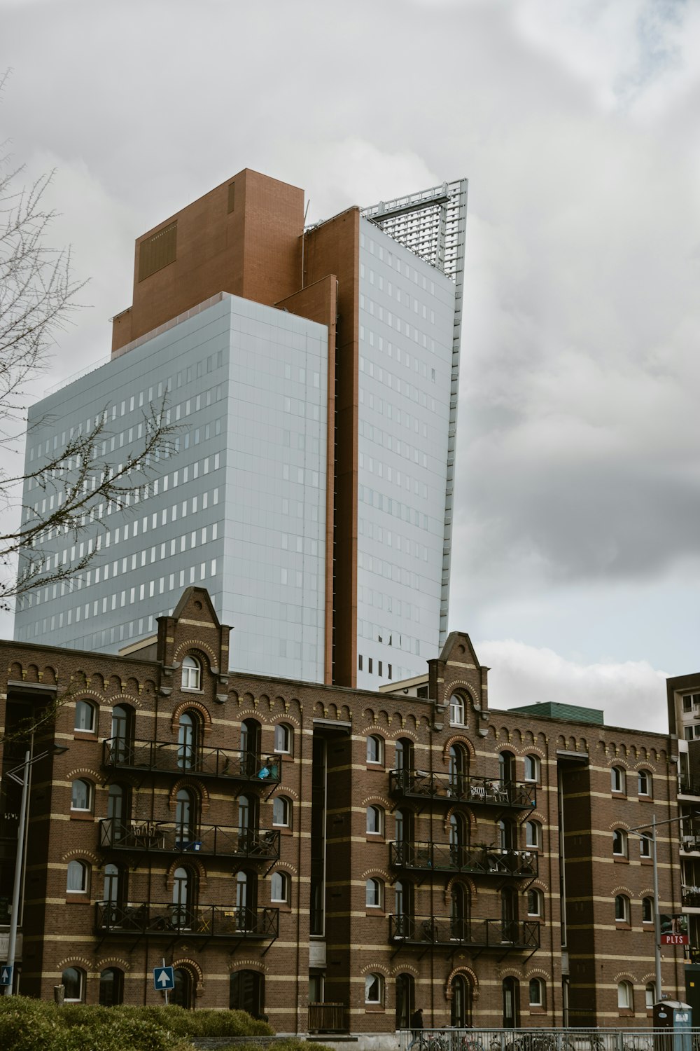 Un gran edificio con un edificio muy alto al fondo