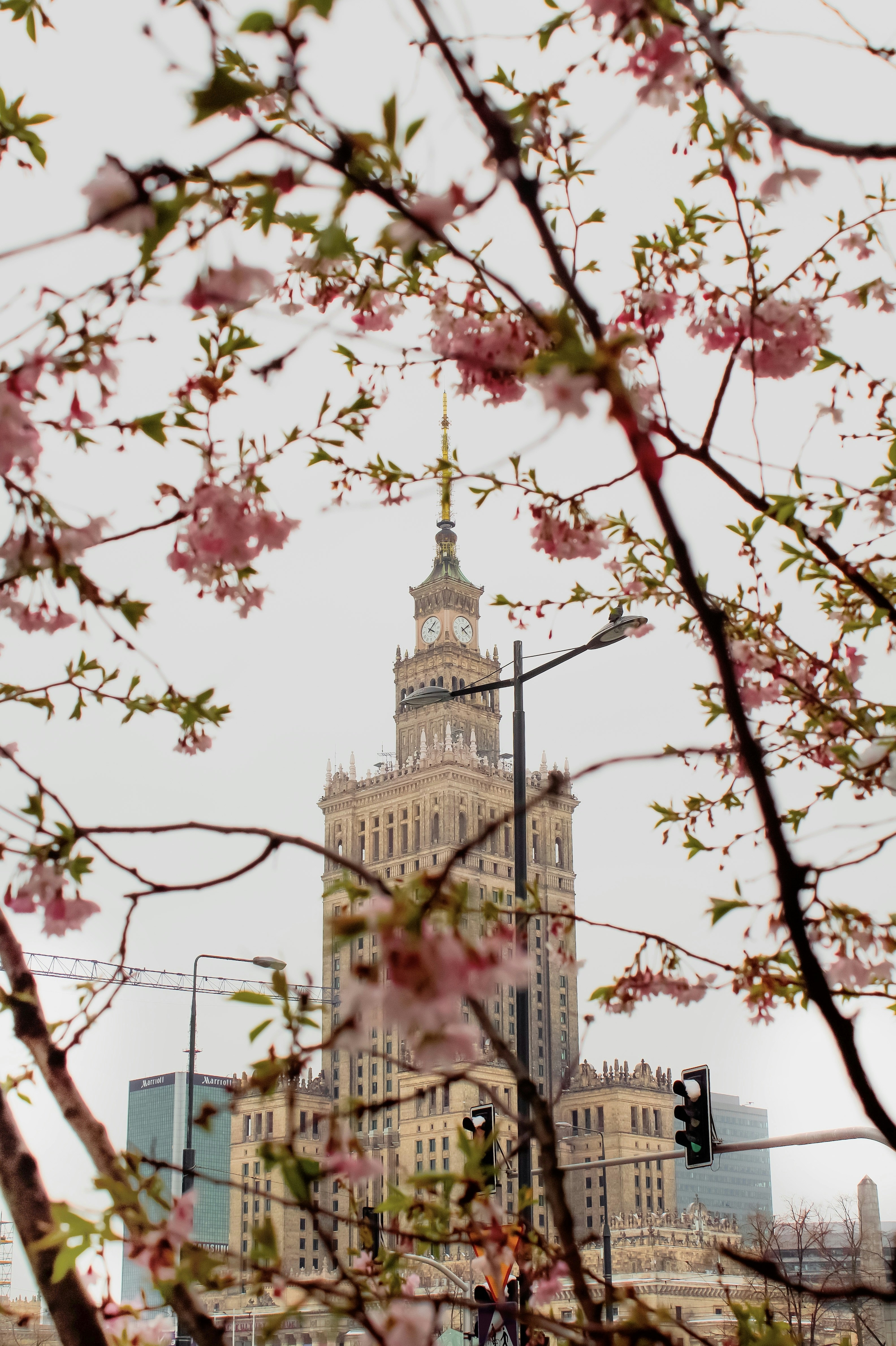 Un edificio alto con una torre dell'orologio sullo sfondo