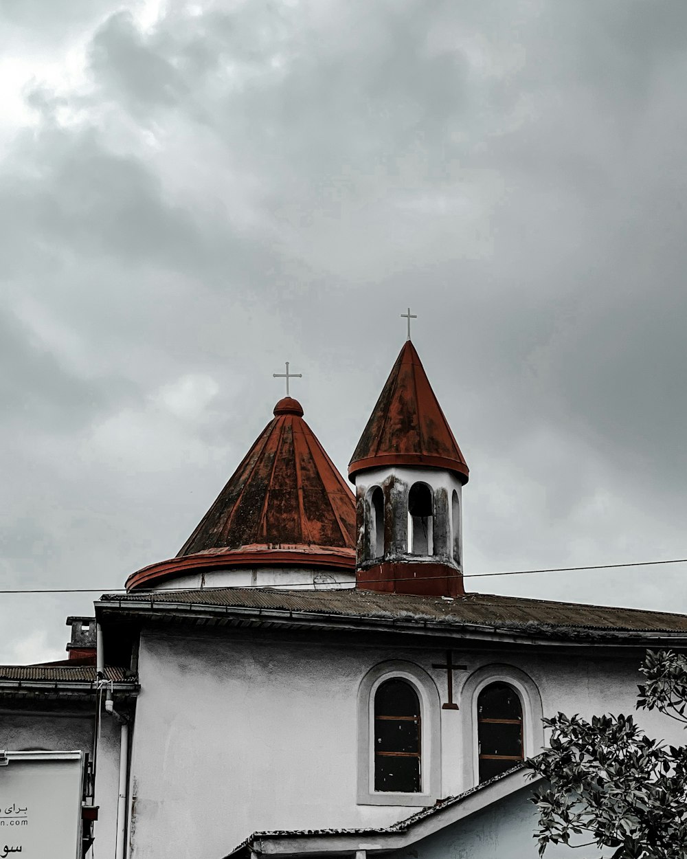 Un edificio bianco con un tetto rosso e una torre dell'orologio