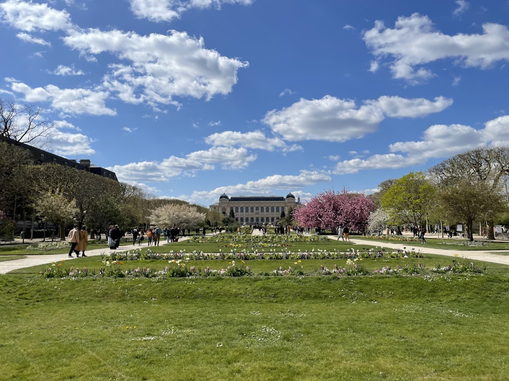 un grande edificio con un giardino di fronte ad esso