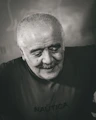 Portrait of a smiling man in his 30s with casual clothes, representing a satisfied customer.