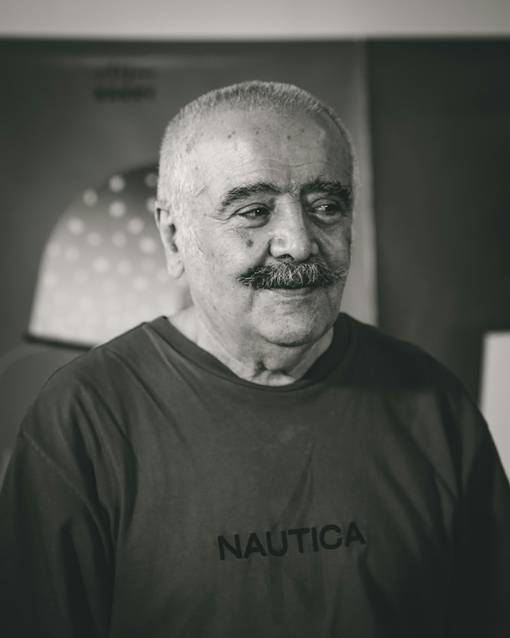 Une photo en noir et blanc d’un homme avec une moustache