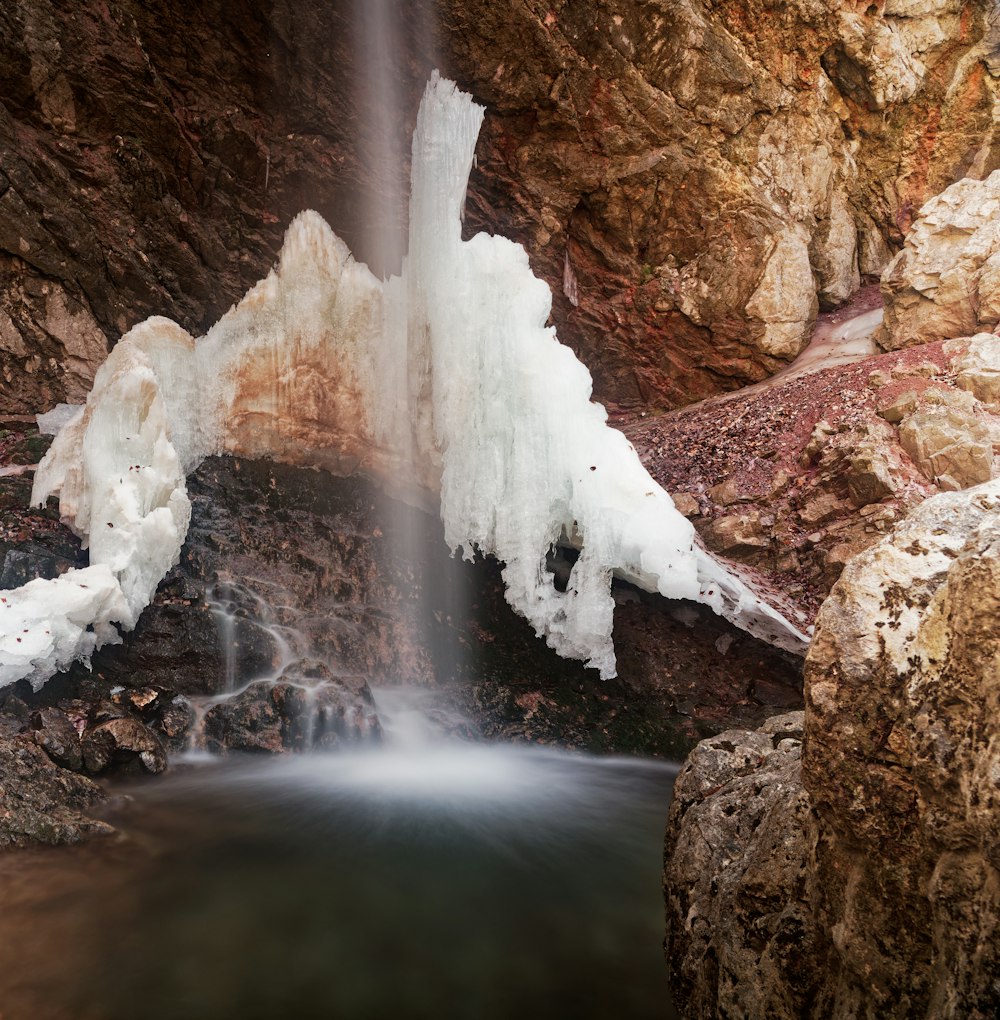 uma cachoeira com gelo pendurado em seus lados