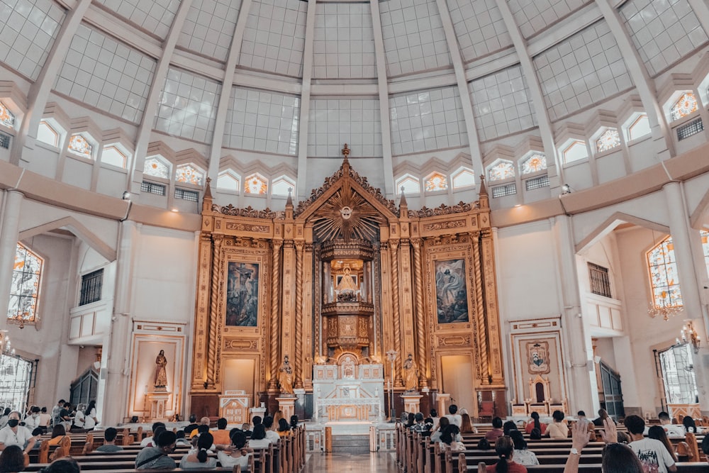 Une église remplie de gens assis sur les bancs