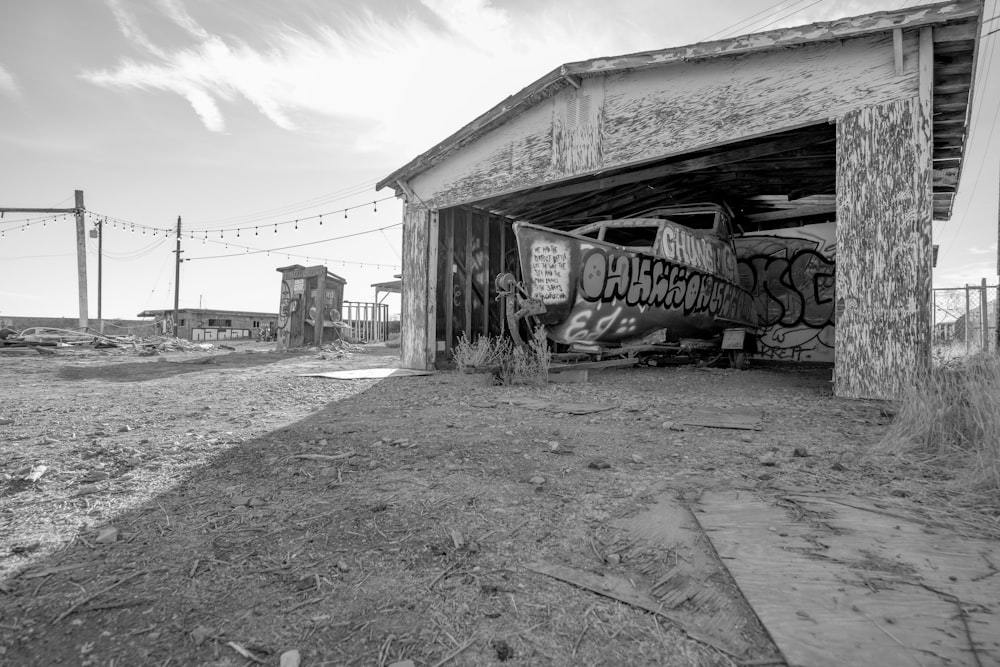 Ein Schwarz-Weiß-Foto von Graffiti an der Seite eines Gebäudes