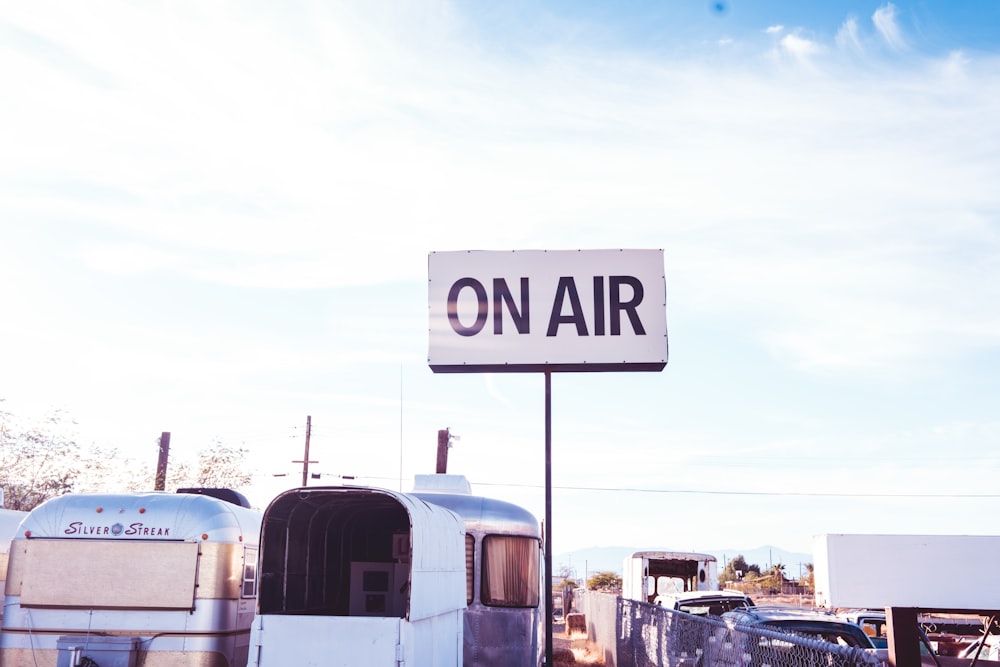 un panneau qui dit à l’antenne à côté d’une remorque