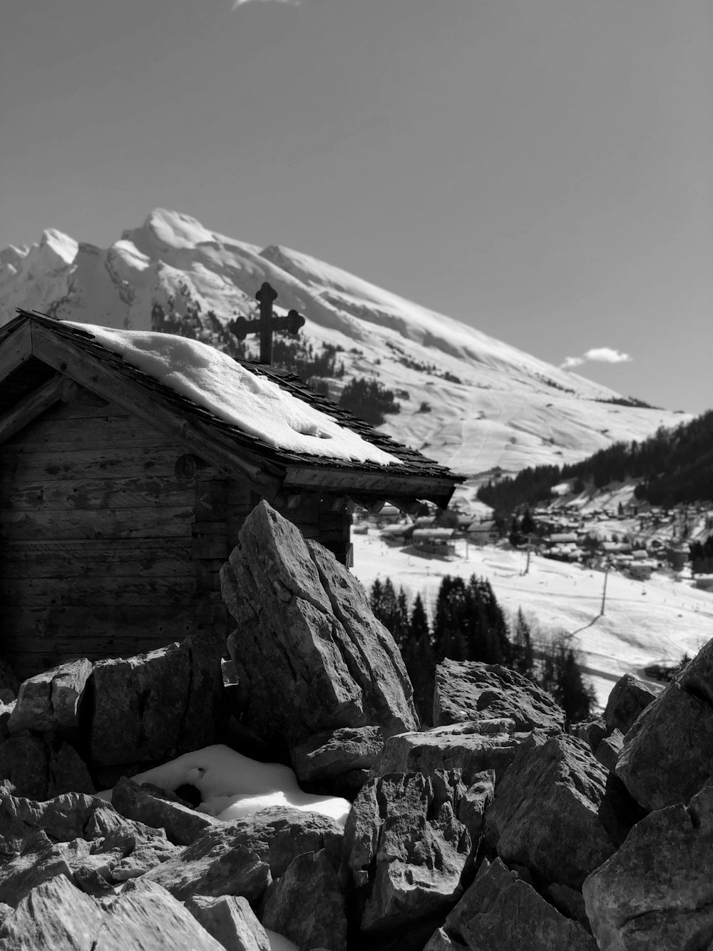 uma foto em preto e branco de uma cabana nas montanhas