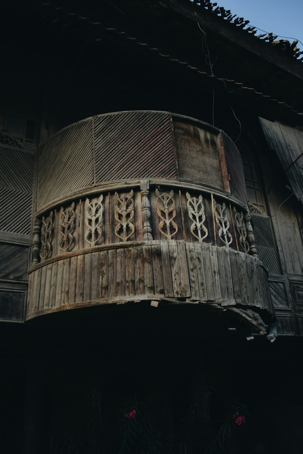 un vieux bâtiment avec un balcon et une horloge