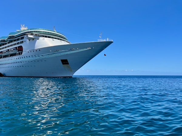 Crucero navegando en aguas del Caribe al atardecer