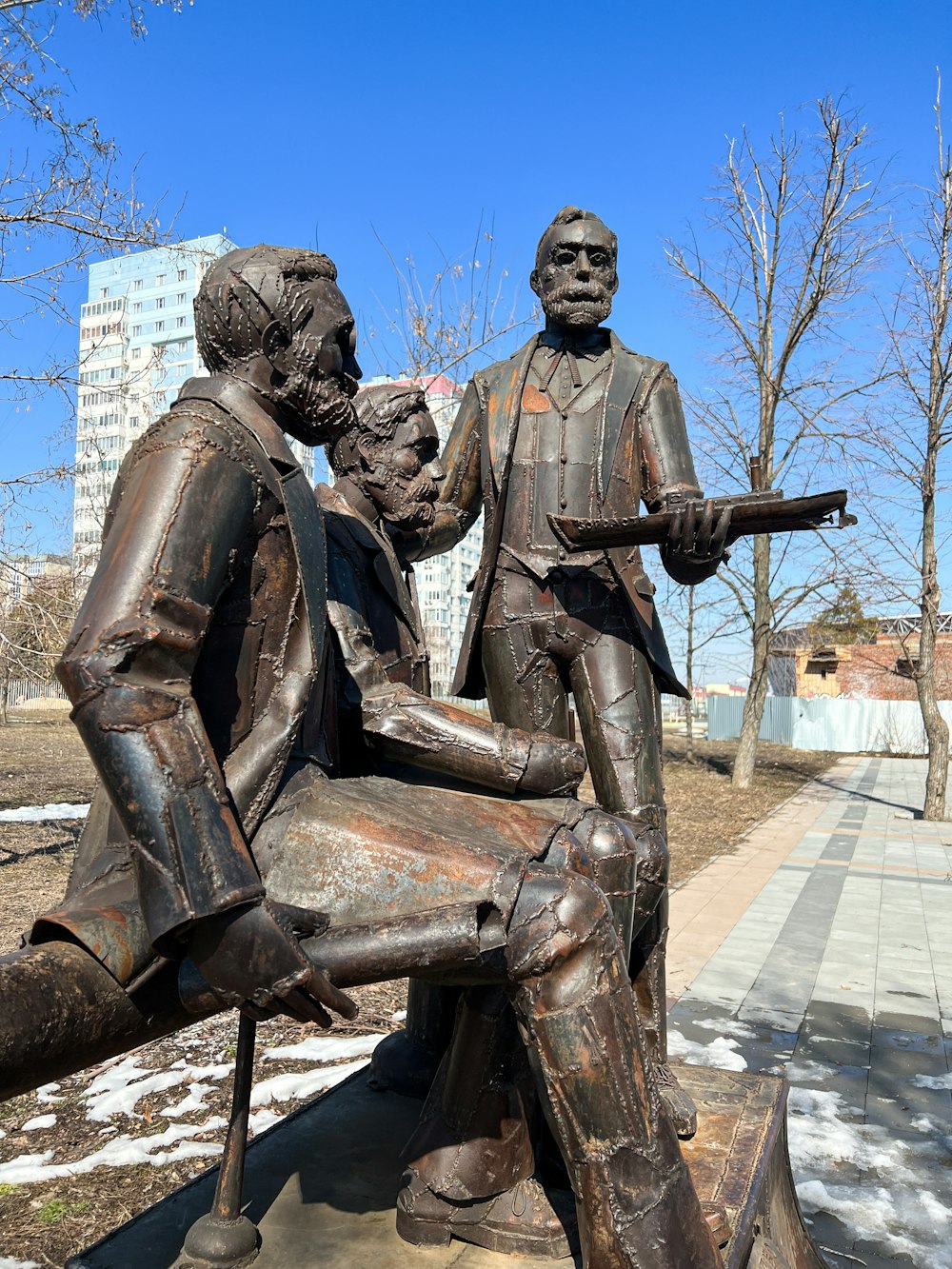 uma estátua de dois homens sentados um ao lado do outro