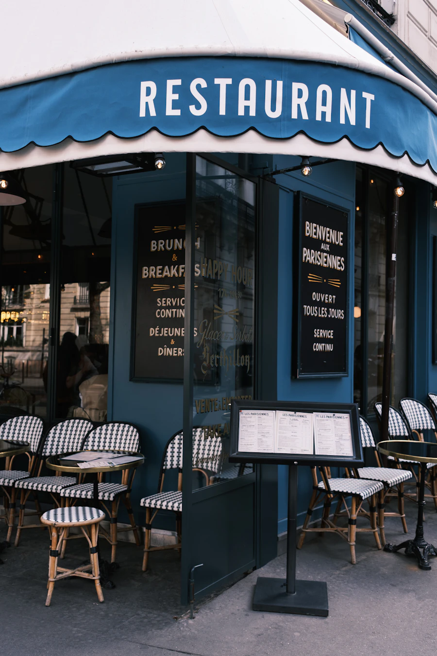 Devanture de restaurant avec store et terrasse