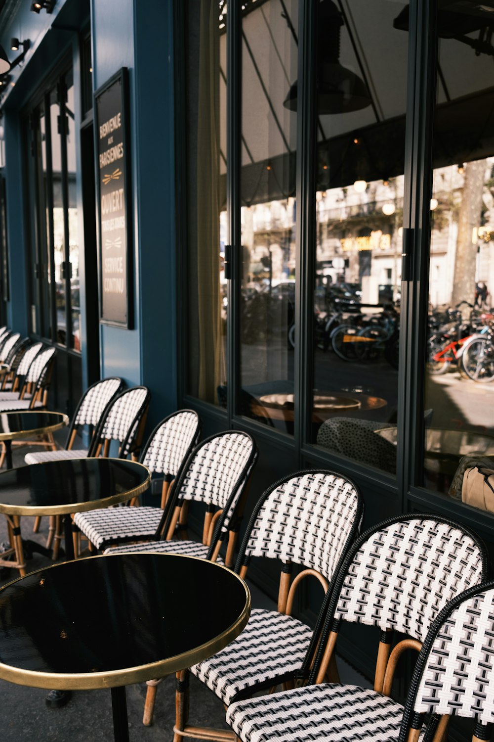 eine Reihe von Stühlen vor einem Restaurant