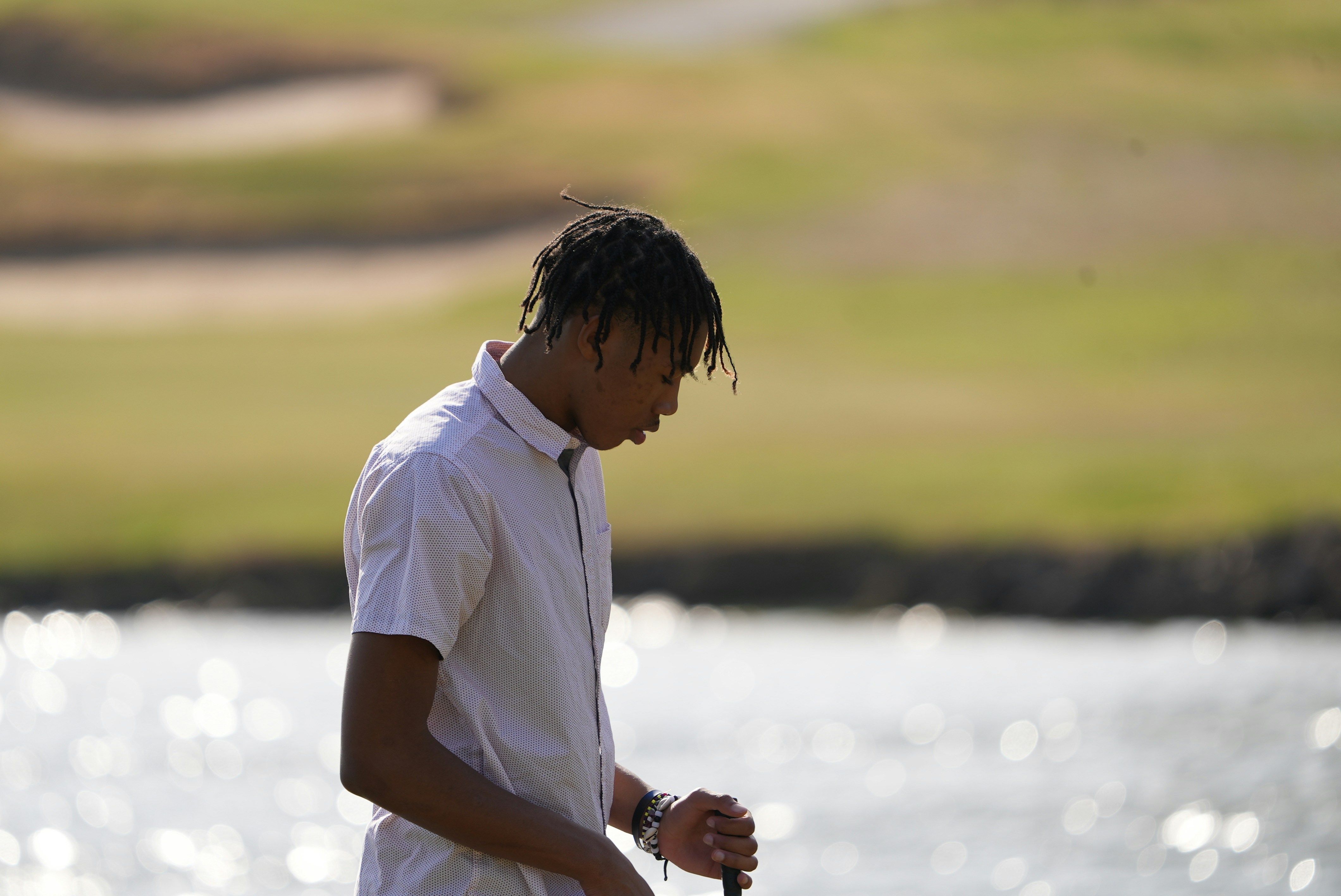 Ein Mann steht neben einem Gewässer