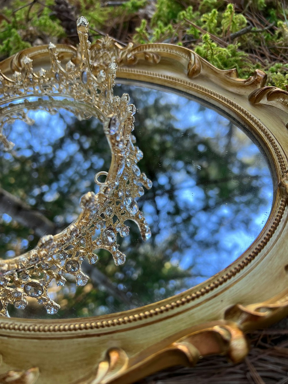 A mirror that is sitting on the ground photo – Free Maine Image on Unsplash