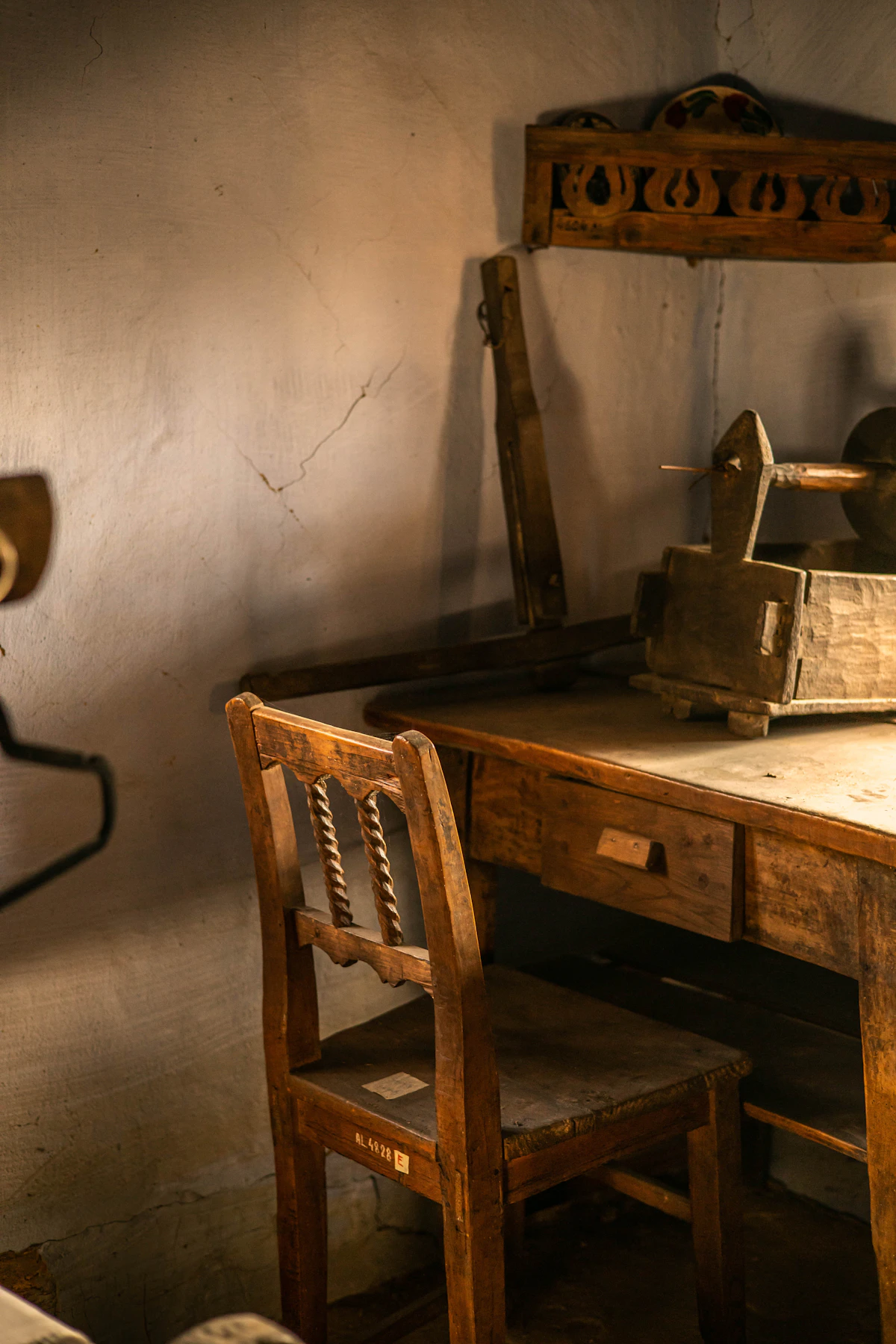 Vieux bureau en bois avec sa chaise dans une maison de famille