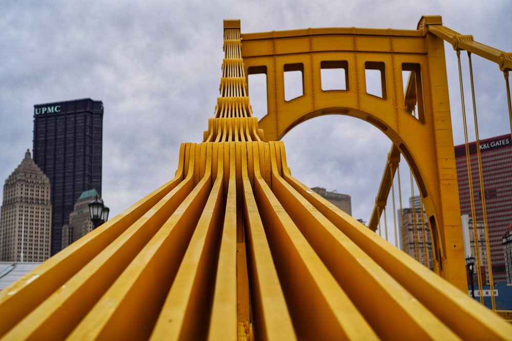 Nahaufnahme einer gelben Struktur mit einer Stadt im Hintergrund