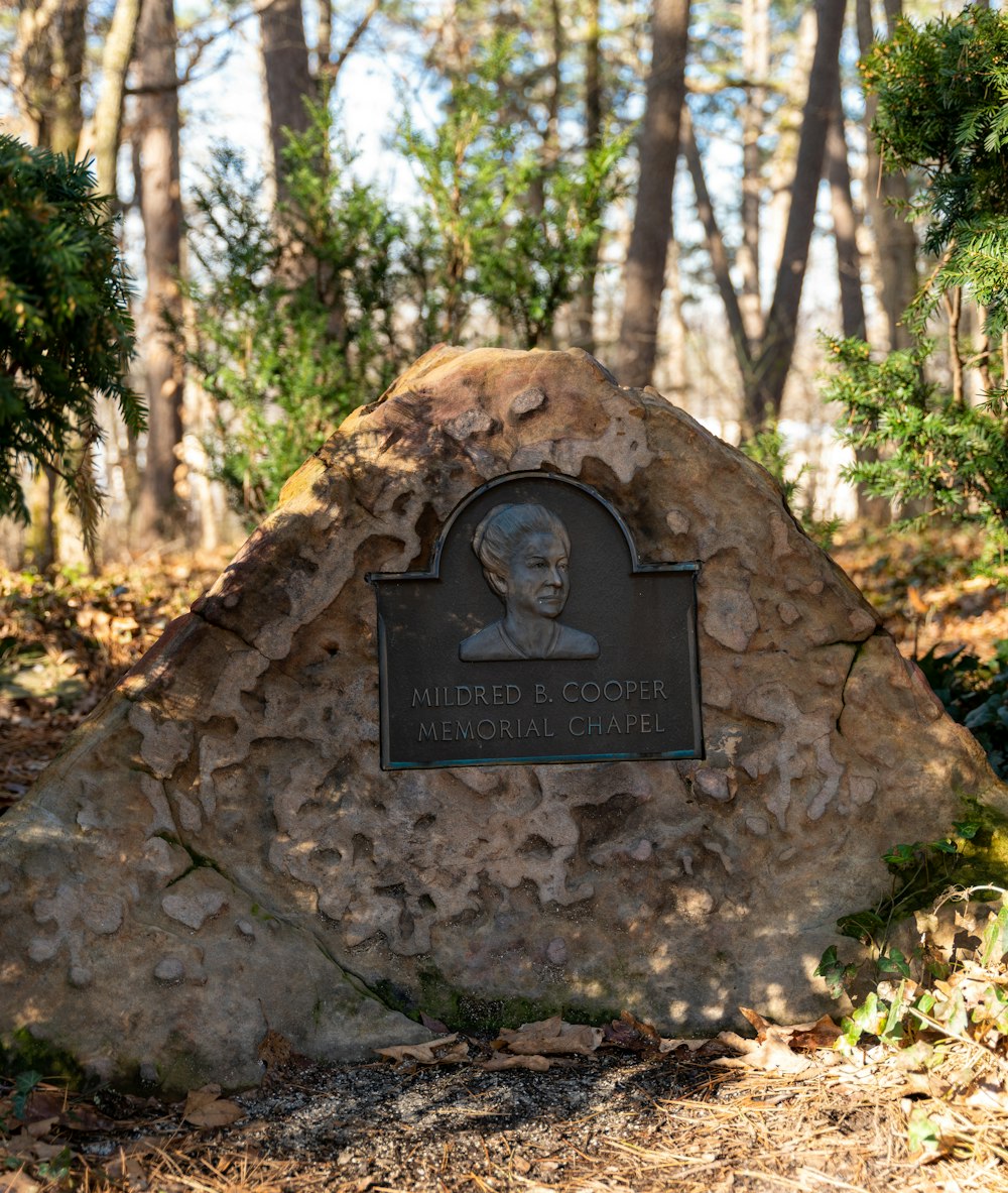 un monument en pierre avec une photo d’un homme dessus