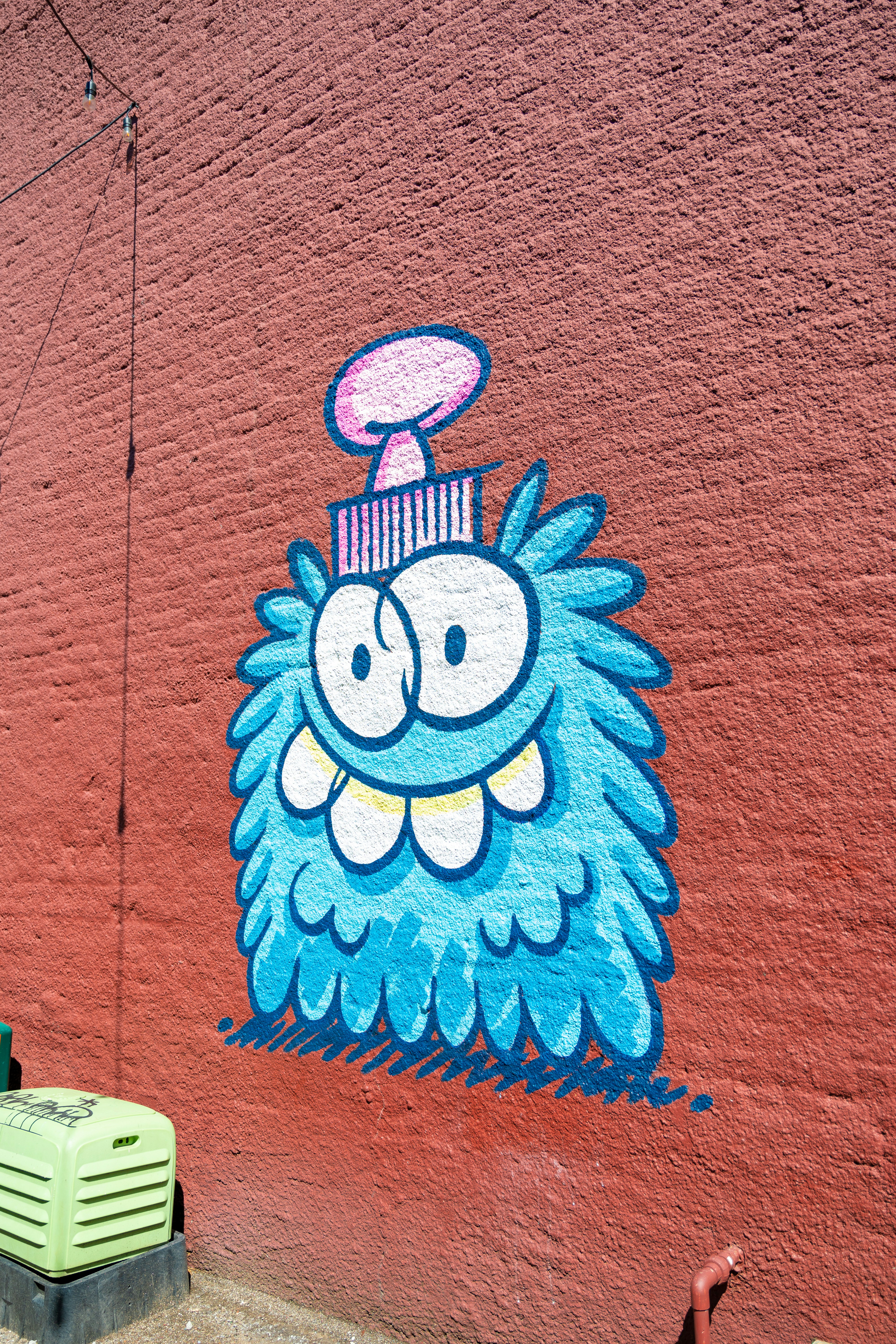 Una pintura de un personaje de dibujos animados en el costado de un edificio