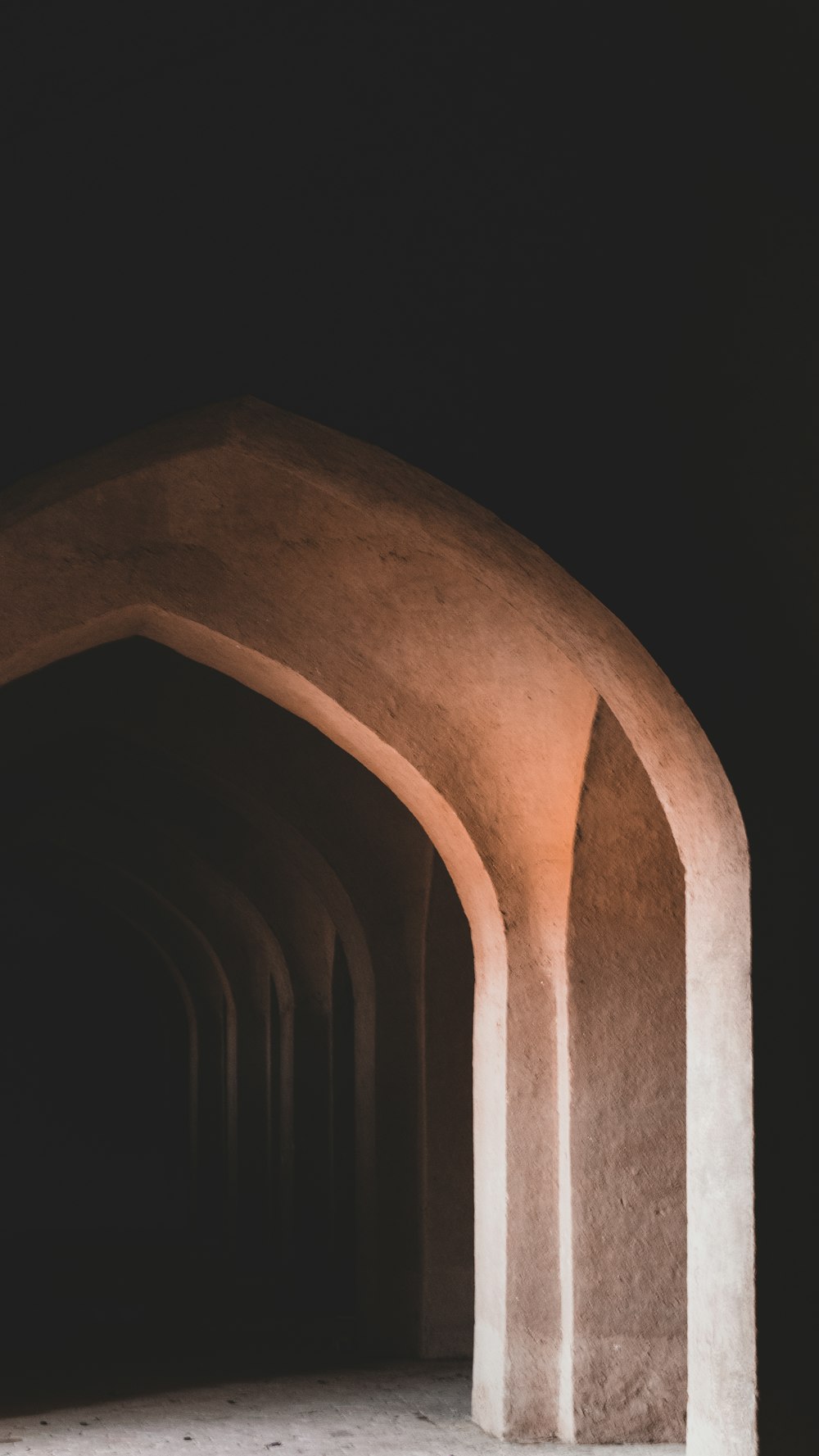 Un túnel largo con una luz al final