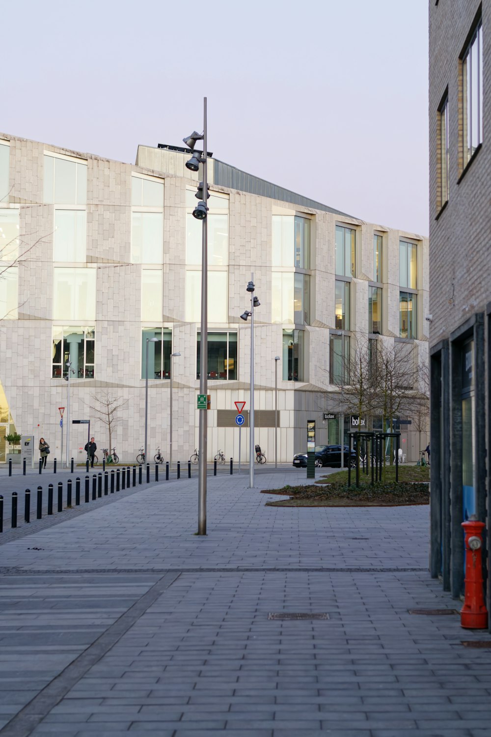 ein leerer Bürgersteig vor einem Gebäude