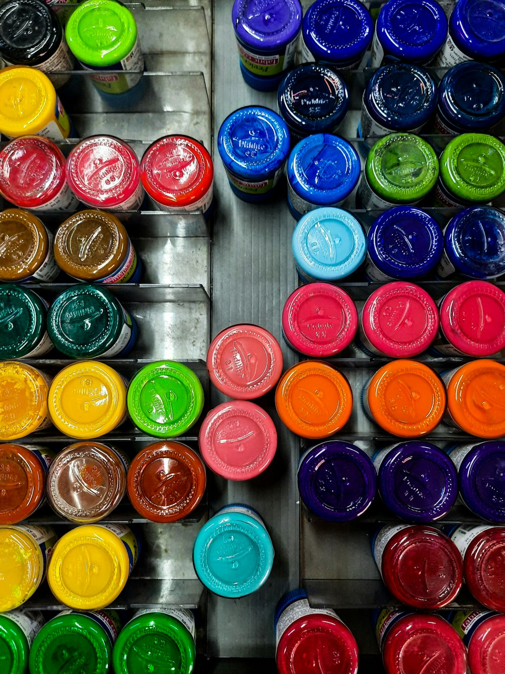 a bunch of different colors of paint sitting on a table