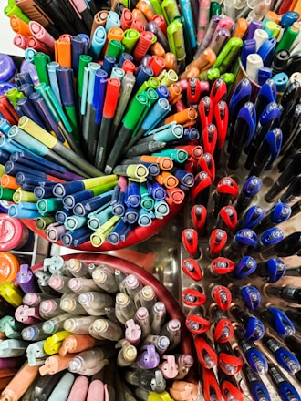 a bunch of different colored pens and markers