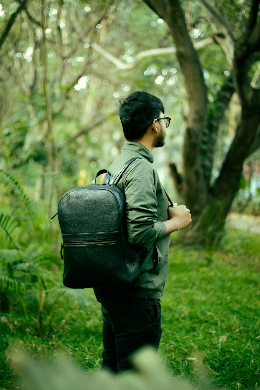 Un hombre con una mochila parado en el bosque