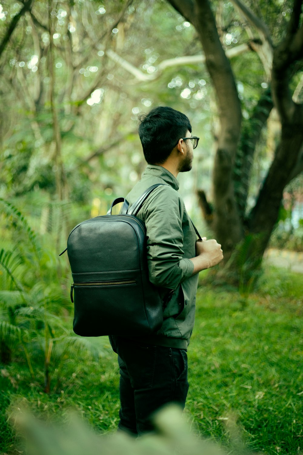 Ein Mann mit Rucksack steht im Wald