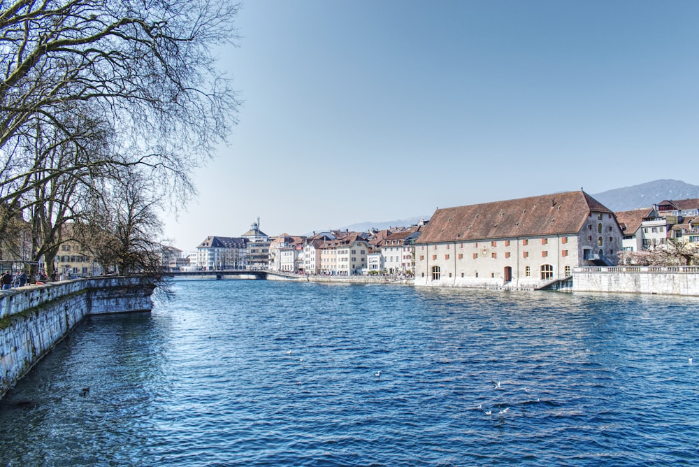 Ein Fluss, der durch eine Stadt fließt, neben hohen Gebäuden