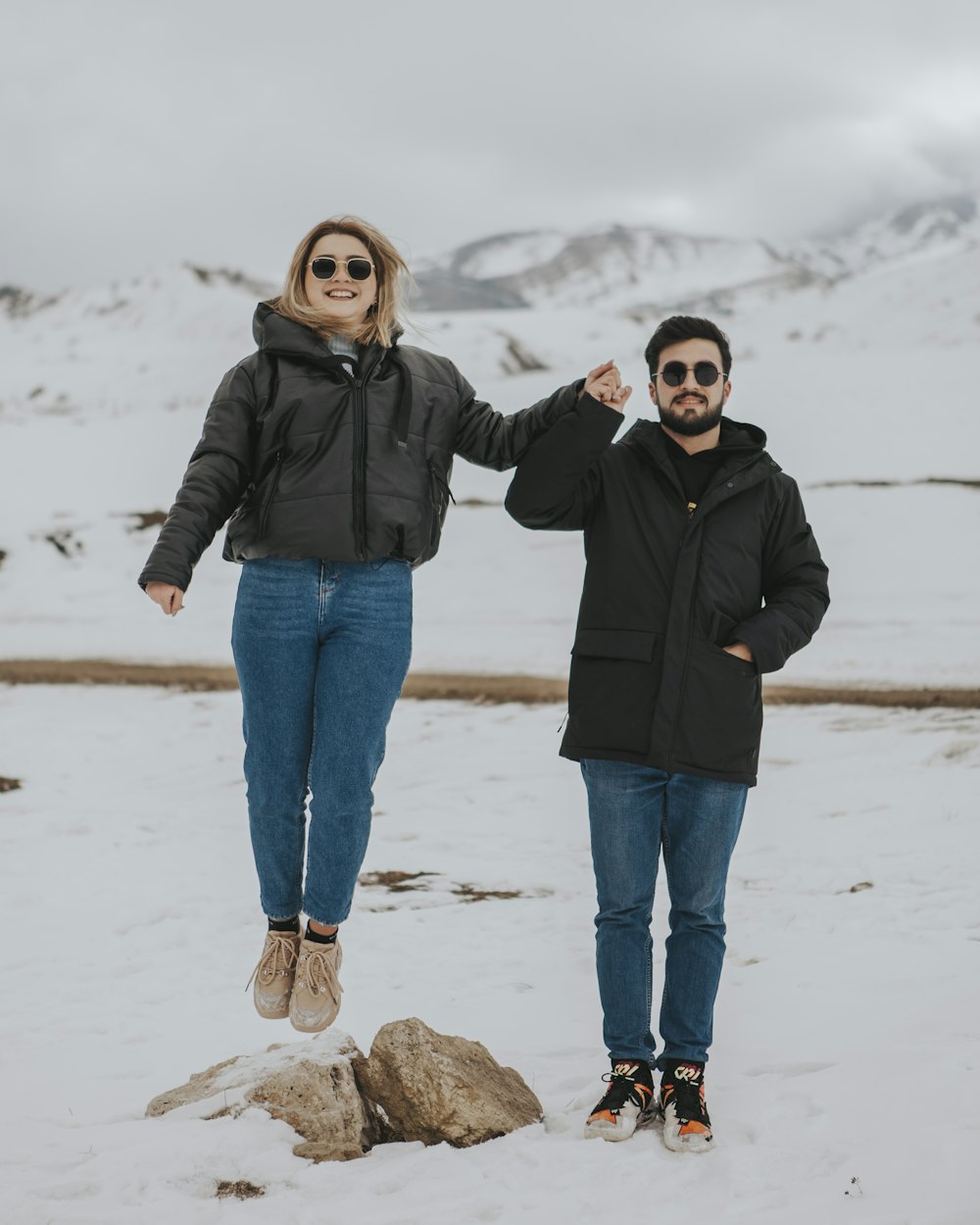 um homem e uma mulher de pé na neve