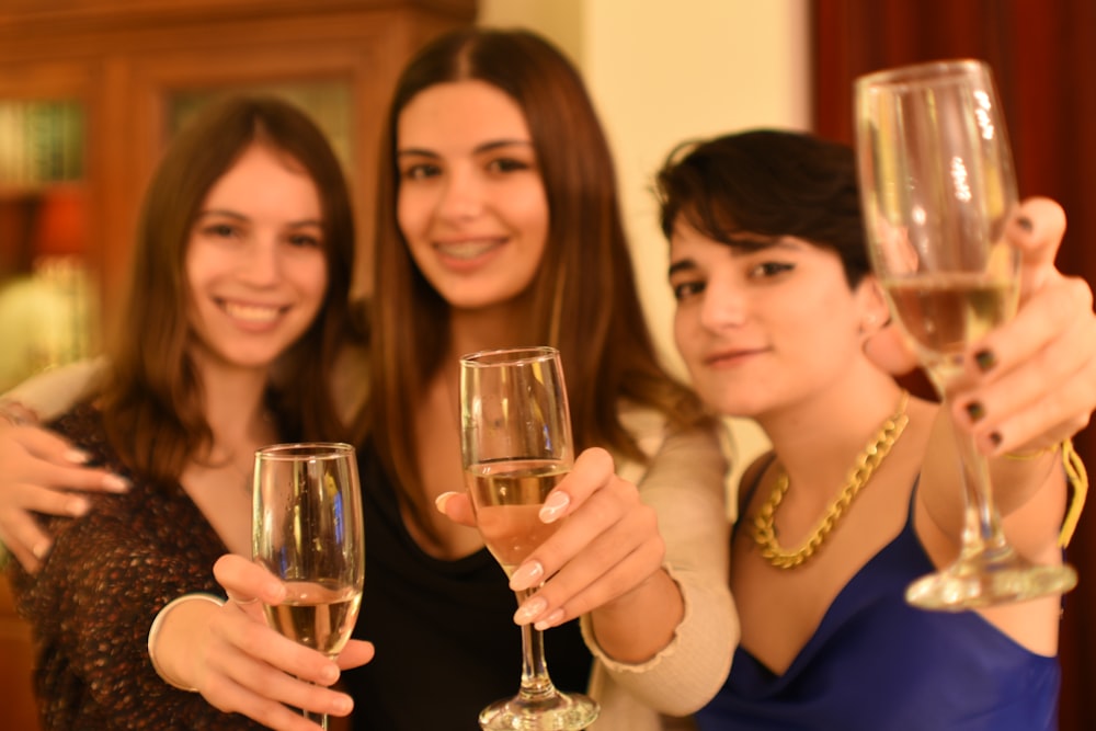 ワイングラスを掲げる女性のグループ