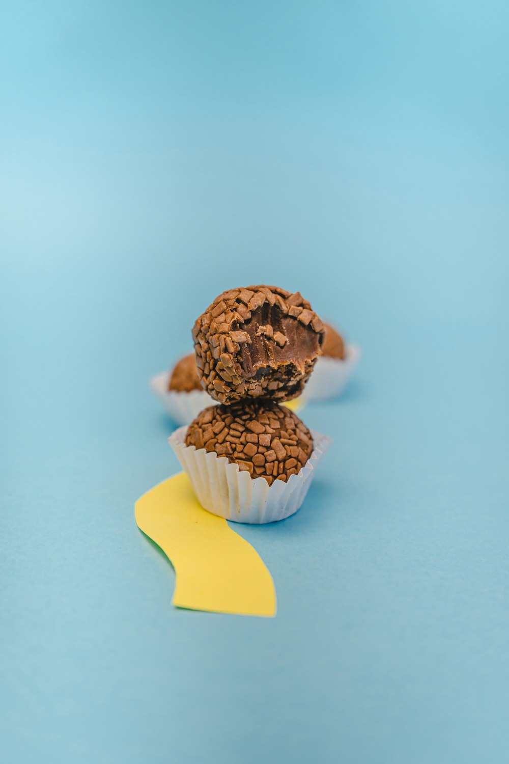 un muffin avec une bouchée retirée