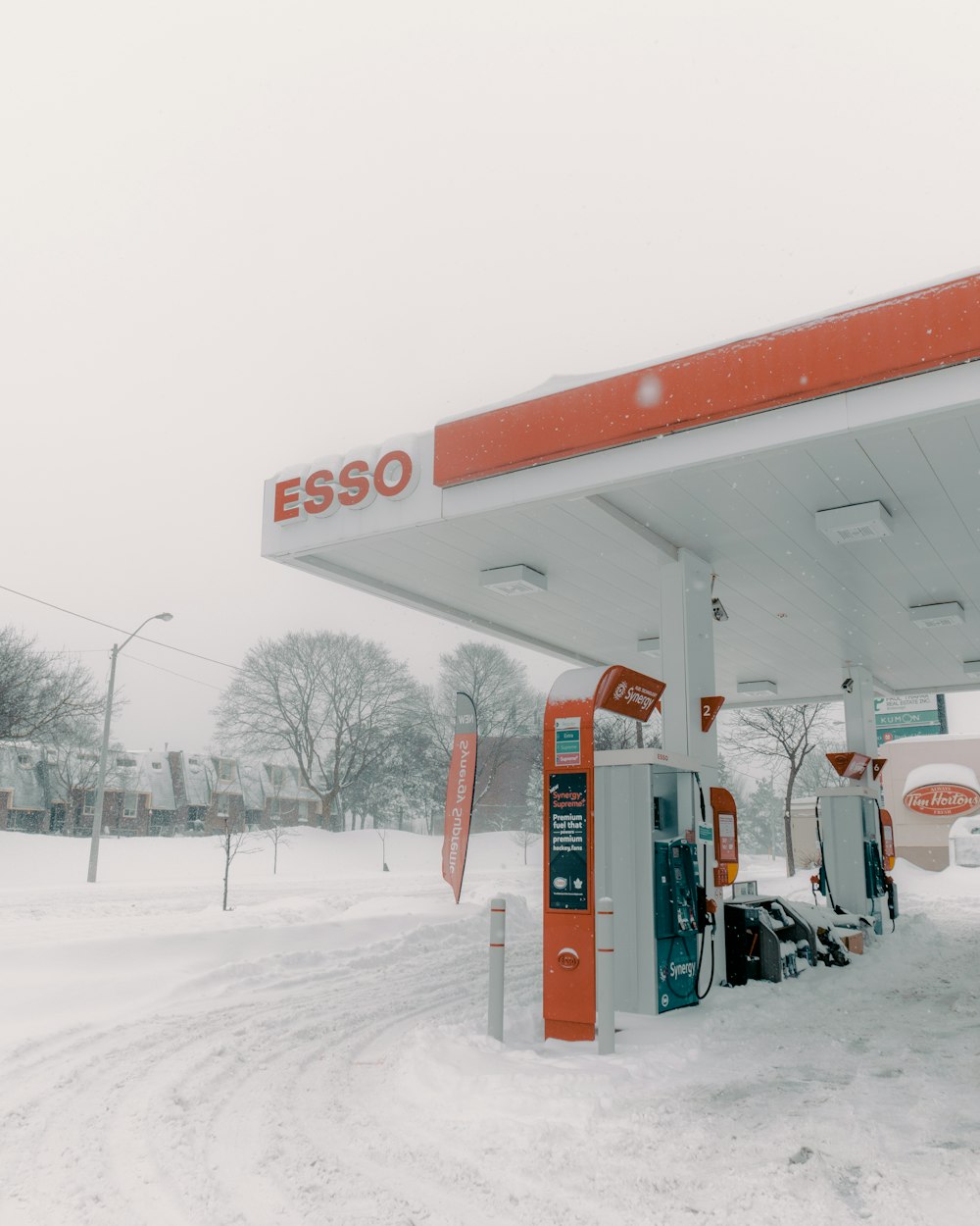 Une station-service rouge et blanche dans la neige