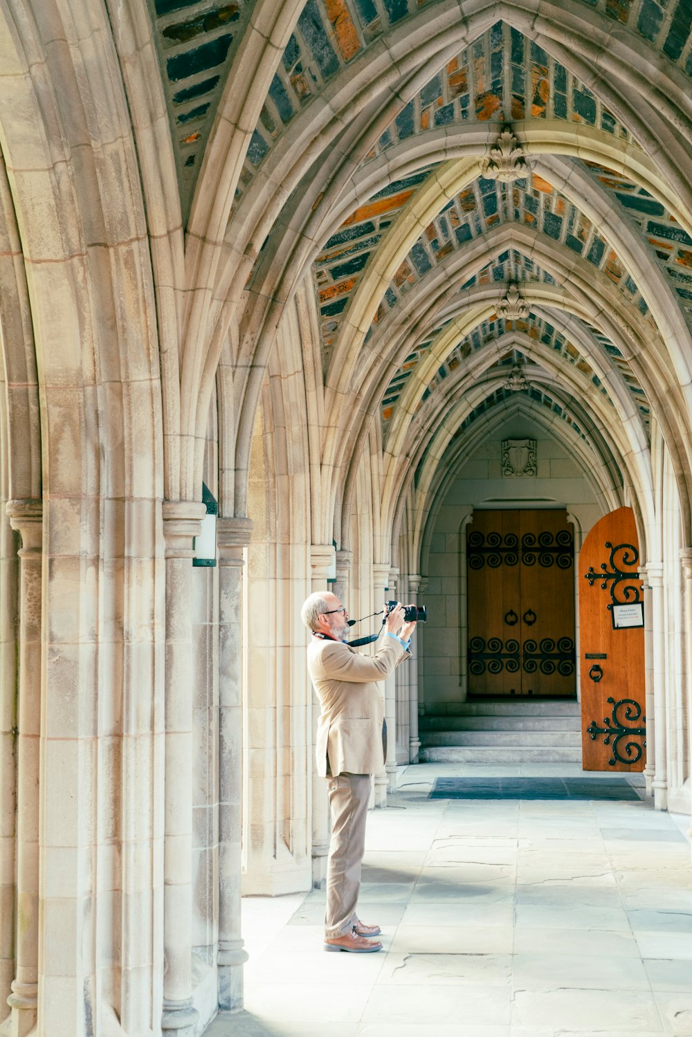 Un uomo che scatta una foto di un edificio con una macchina fotografica