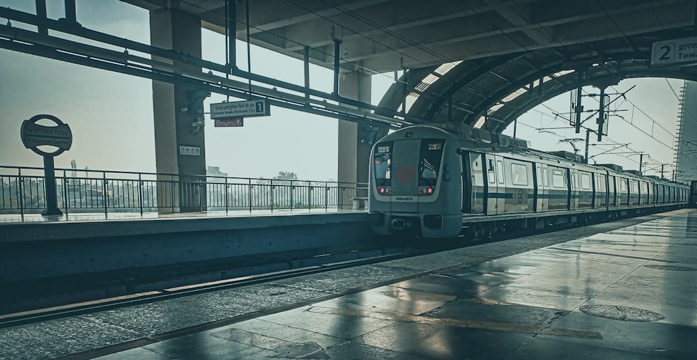 Un treno sta entrando in una stazione ferroviaria