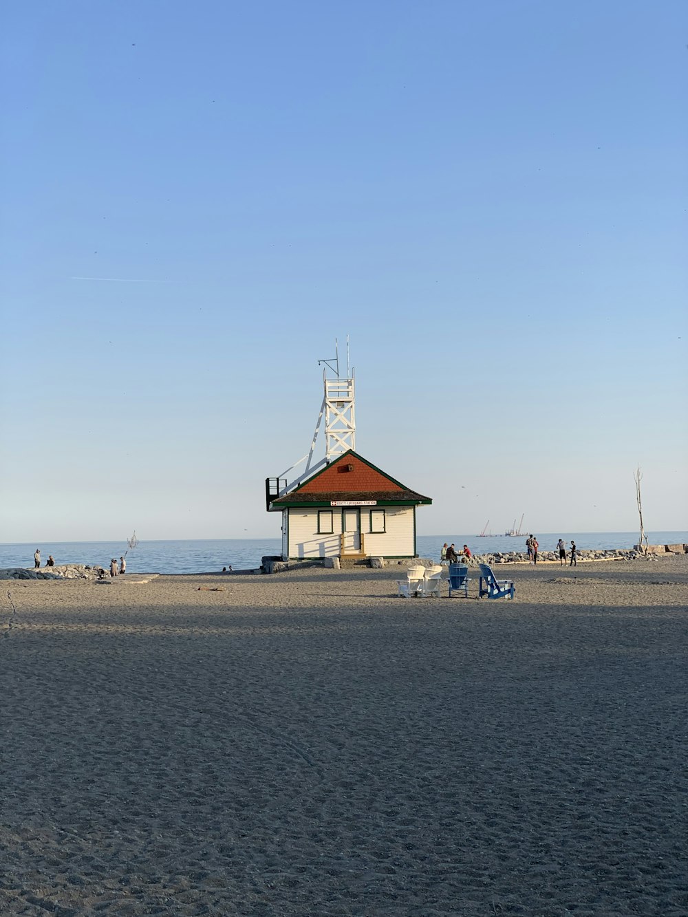 a lifeguard station on the beach with people on it