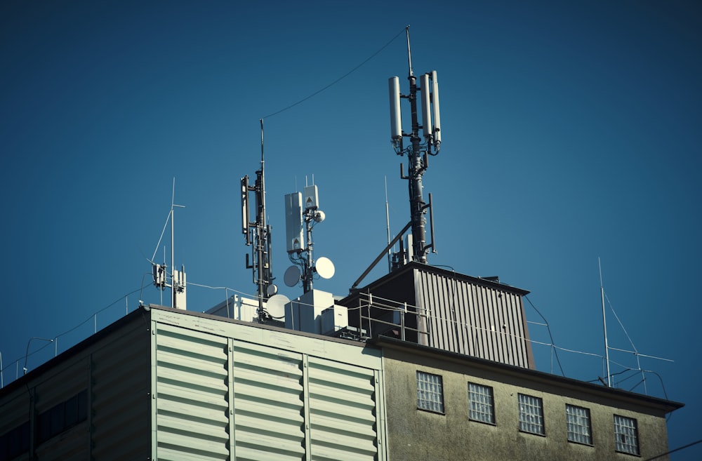 a tall building with antennas on top of it