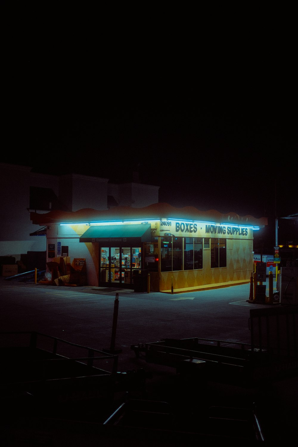 eine Tankstelle, die nachts mit Neonlichtern beleuchtet wird