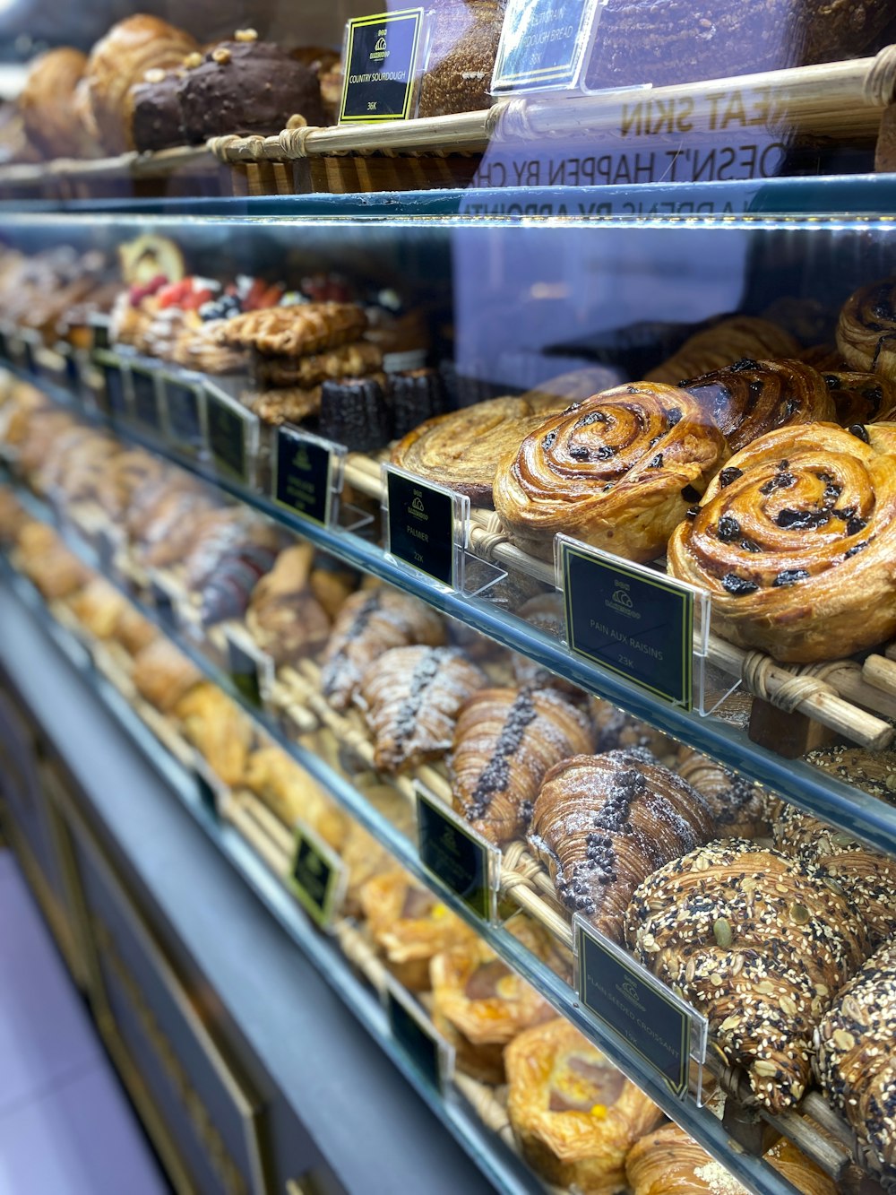 una panetteria piena di molti tipi diversi di dolci