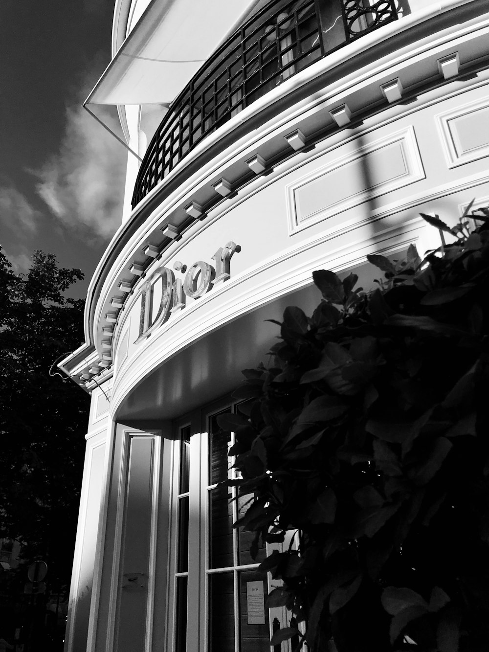 a black and white photo of a building