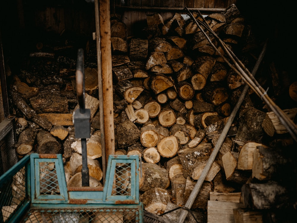 Una pila de madera sentada junto a una pila de troncos