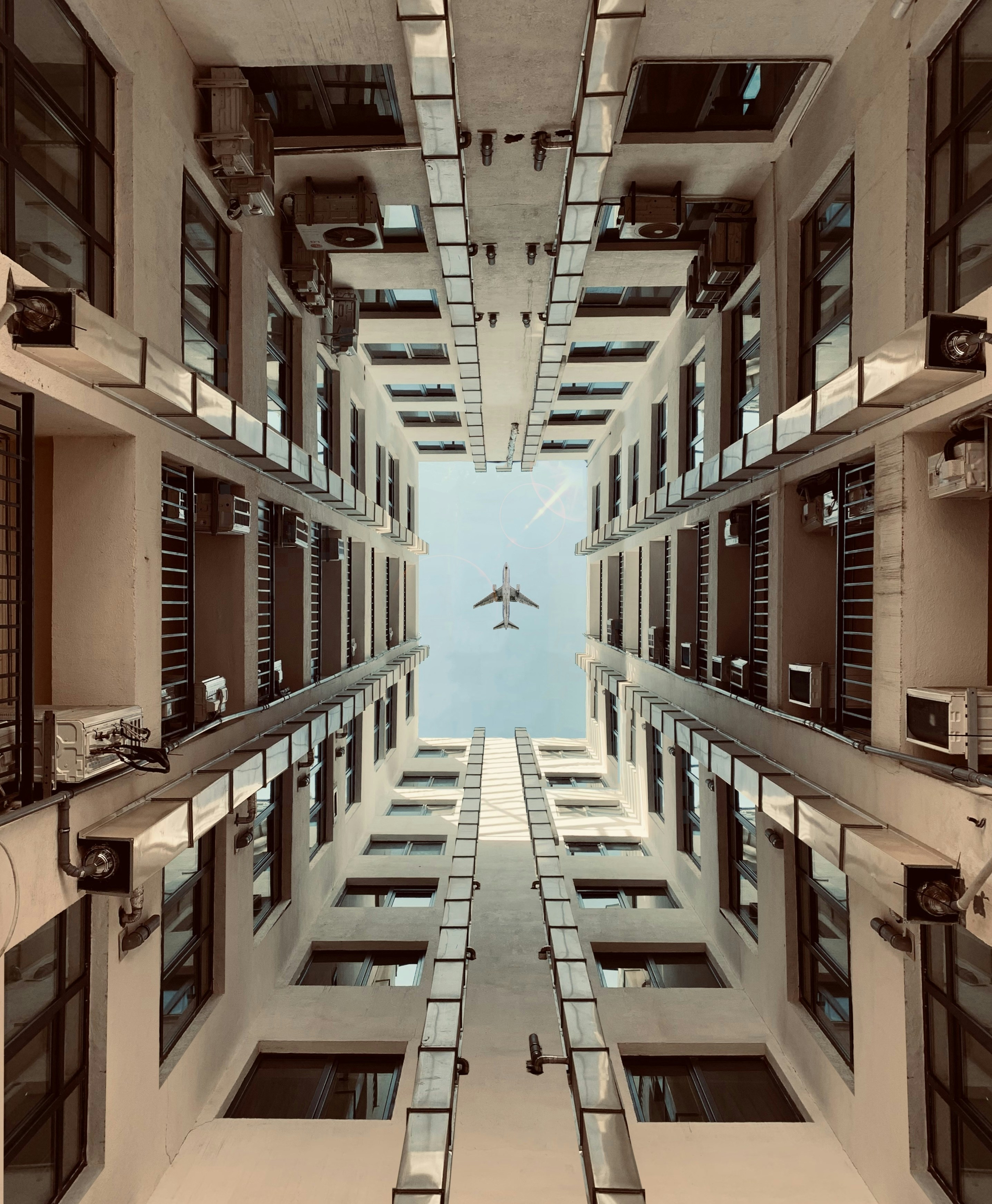 great photo recipe,how to photograph an airplane flying through a very tall building